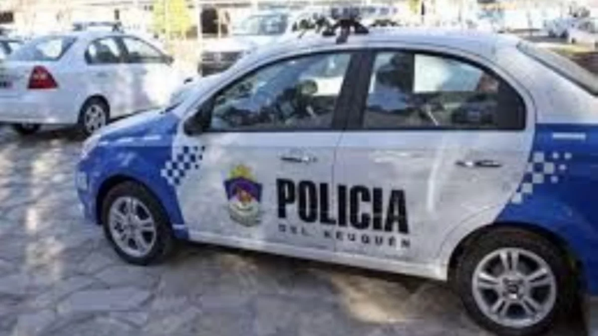 Destrucción total: un BMW terminó contra un poste