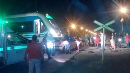 El tren interurbano chocó contra un auto