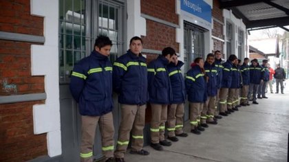 Trabajadores preocupados por el servicio del tren