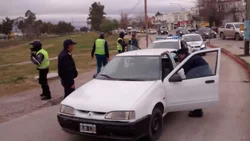 Atraparon a dos robaruedas con las manos en la goma