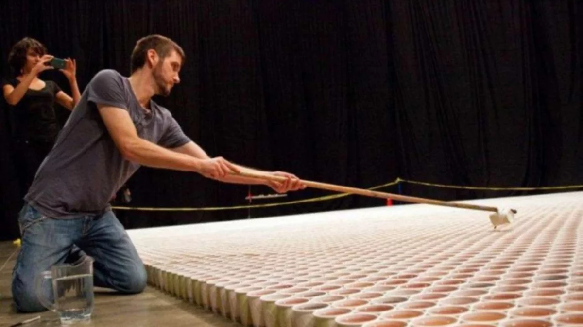 Un artista, 66 mil vasos con agua y un mensaje a la humanidad