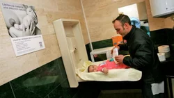 Quieren cambiadores para bebés también en baños de hombres