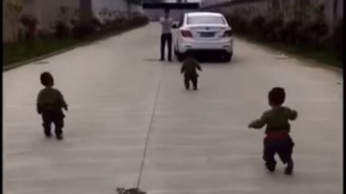 "Papi no te vayas", video de trillizos corriendo tras el auto de papá