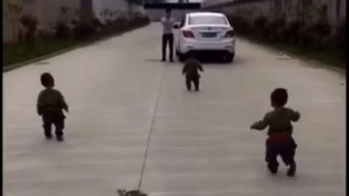 "Papi no te vayas", video de trillizos corriendo tras el auto de papá