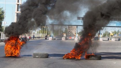 Cortan uno de los puentes carreteros por una olla popular