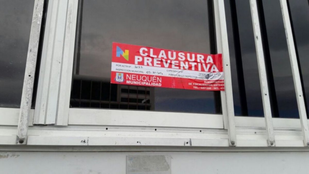 Clausuraron la cabina donde cobran el estacionamiento en el aeropuerto Juan Domingo Perón