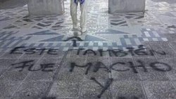 Ni don Felipe Sapag se salvó de las pintadas del 8M