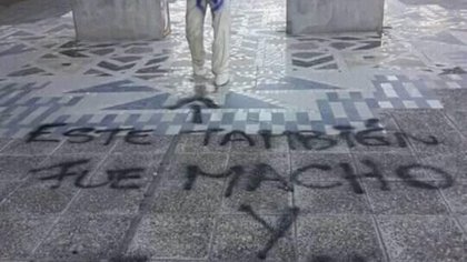 Ni don Felipe Sapag se salvó de las pintadas del 8M