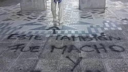 Ni don Felipe Sapag se salvó de las pintadas del 8M