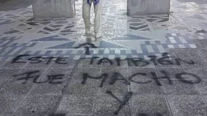 Ni don Felipe Sapag se salvó de las pintadas del 8M