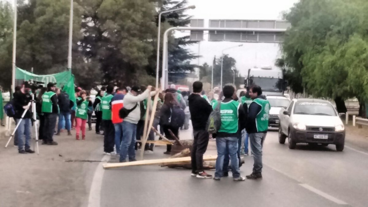 ATE liberó el tránsito en la rotonda de Cipolletti