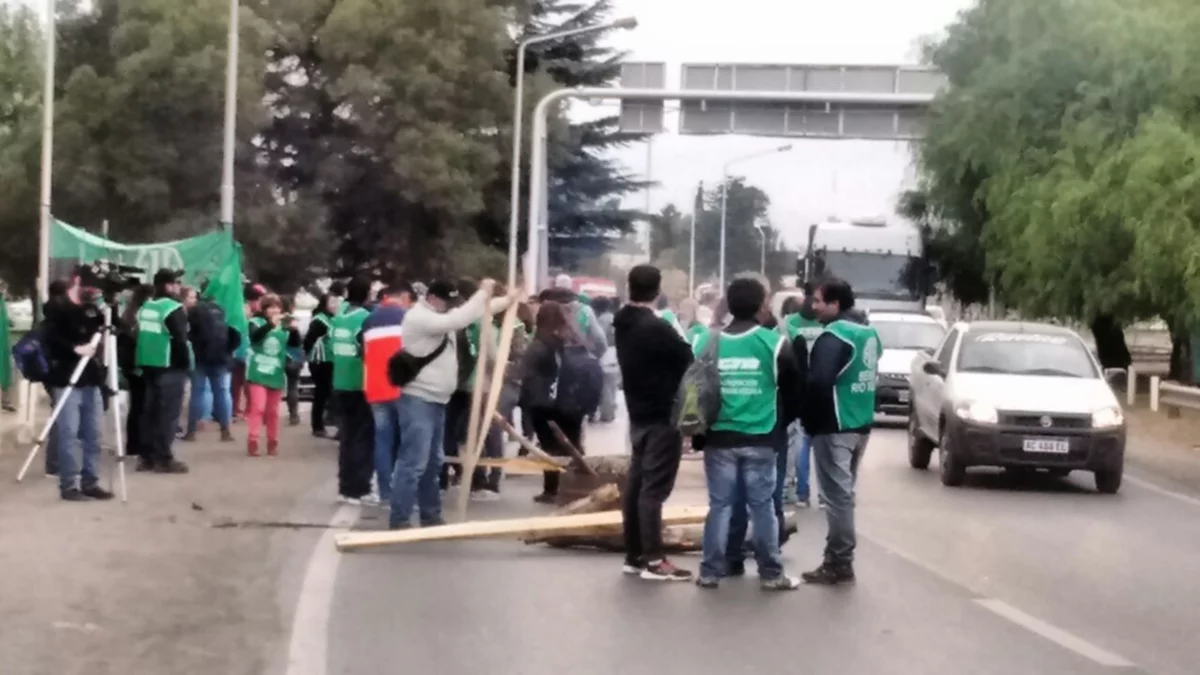 ATE liberó el tránsito en la rotonda de Cipolletti