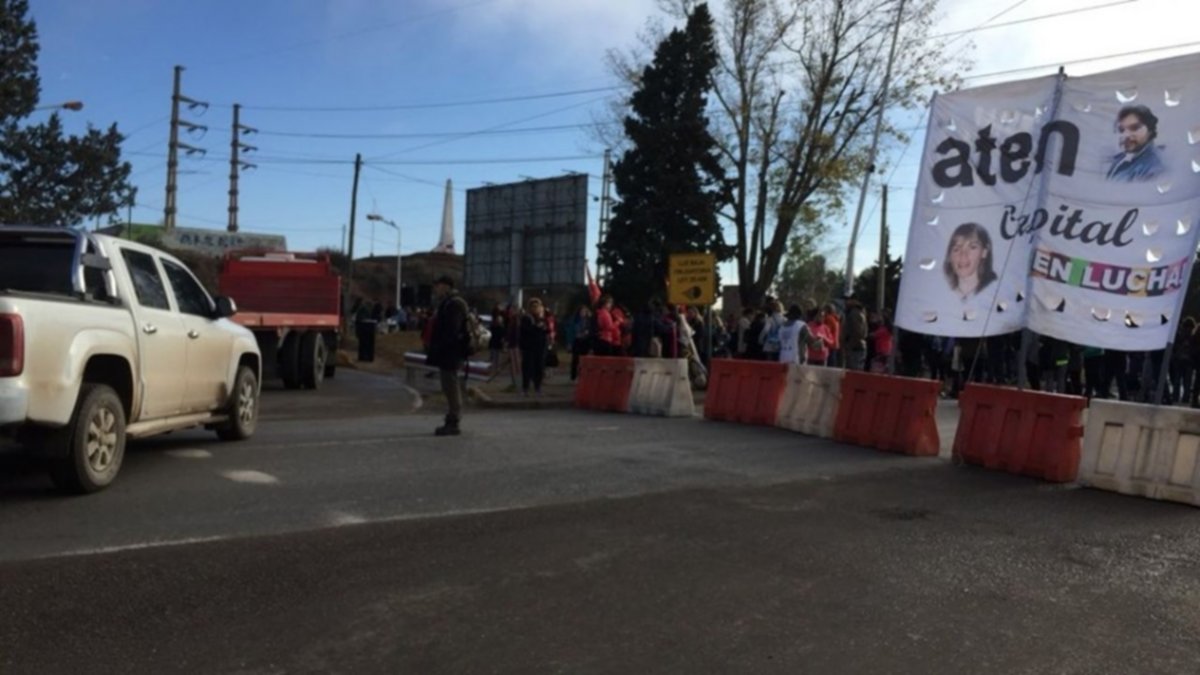 ATEN lleva adelante un reclamo en los puentes carreteros Neuquén-Cipolletti