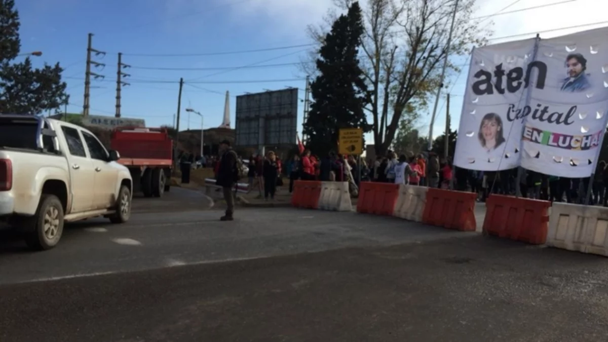 ATEN lleva adelante un reclamo en los puentes carreteros Neuquén-Cipolletti