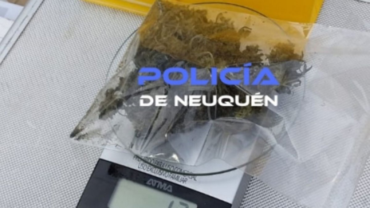 Llevaban 12 gramos de marihuana en un frasco