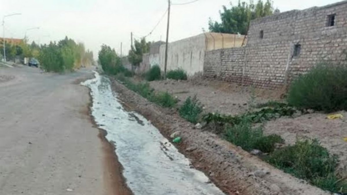 Mil familias no tienen cloacas en Valentina Norte Rural