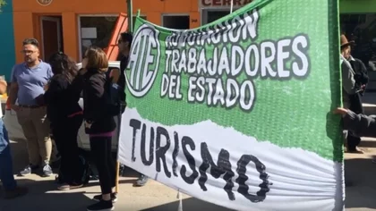 Trabajadores de turismo cortan la calle Santiago del Estero y La Rioja