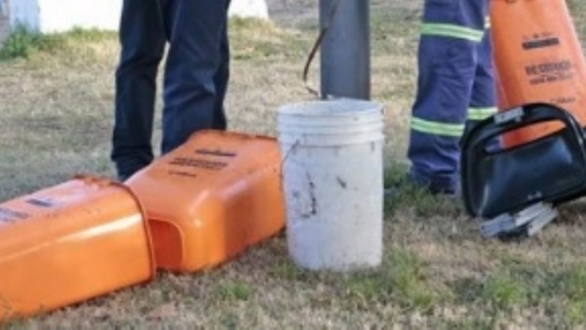 Atacaron 12 cestos de basura en la plaza Ministro González