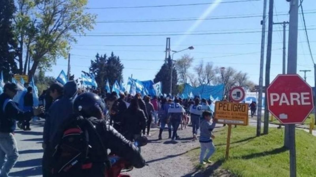 Organizaciones sociales cortan el puente carretero