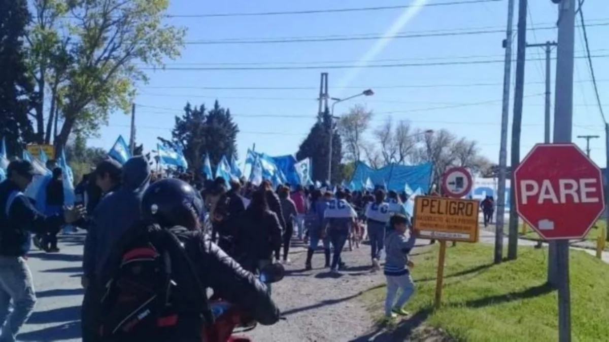 Organizaciones sociales cortan el puente carretero