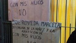 Reclama por sus hijos mientras se investiga si hubo abuso