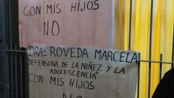 Reclama por sus hijos mientras se investiga si hubo abuso