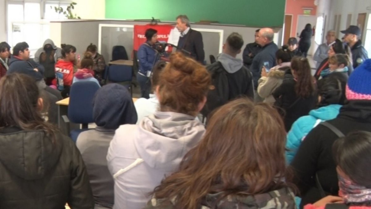 Una familia se resiste al desalojo y tomaron el IPPV de Cipolletti
