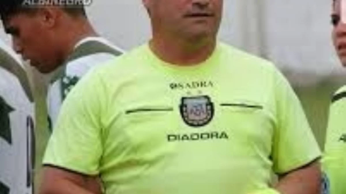 En un partido expulsó a cuatro jugadores y cobró tres penales