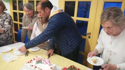 El gobernador cortó y  repartió la torta