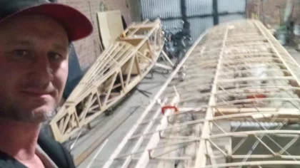 ¡Padre e hijo están armando su propio avión!