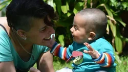 Una radióloga adoptó a un bebé abandonado que nació con parálisis cerebral