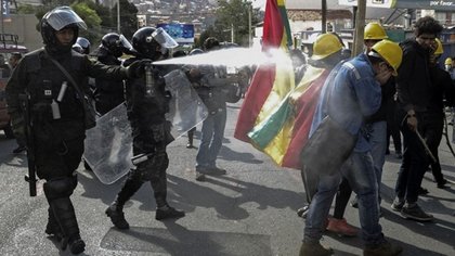 Bolivia denunció que Macri envió "material bélico"