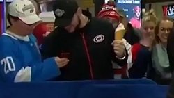 Comía helado en televisión y le hicieron una del "chavo"