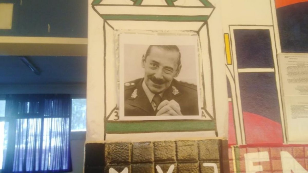 Taparon un pañuelo de Madres con la foto de Videla