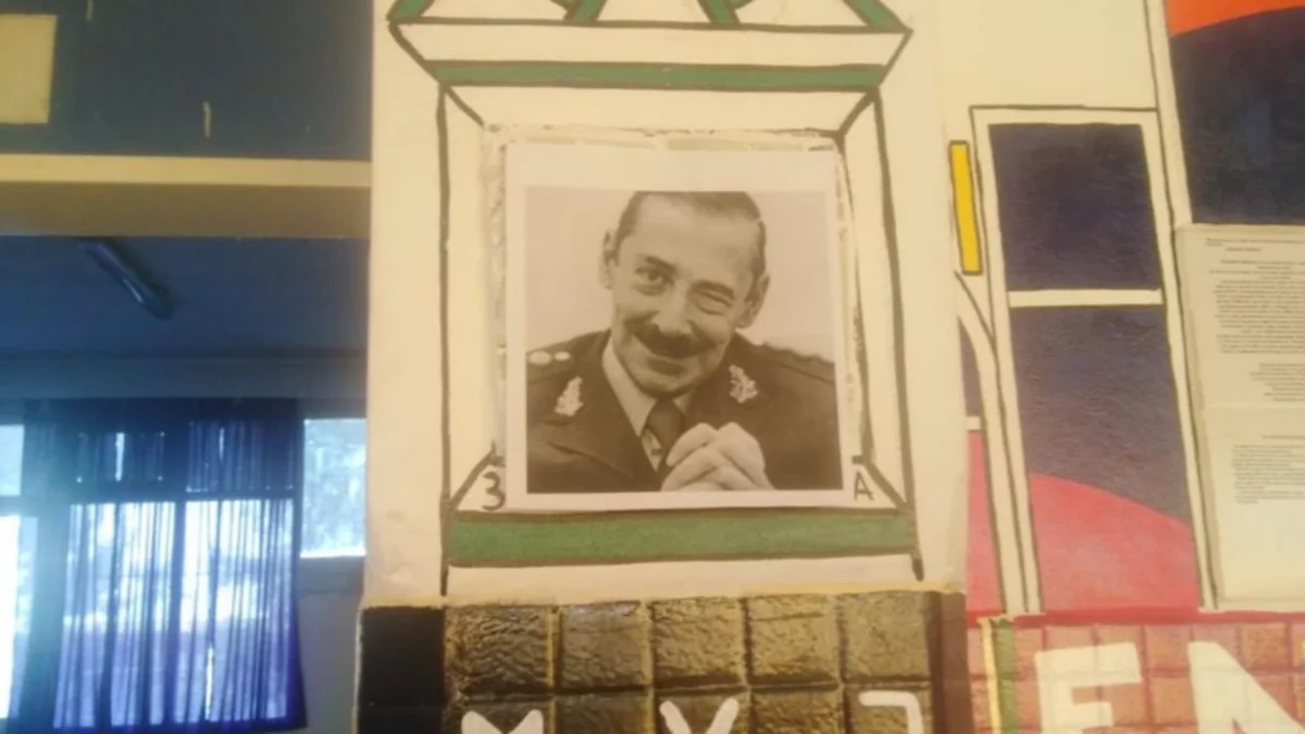 Taparon un pañuelo de Madres con la foto de Videla