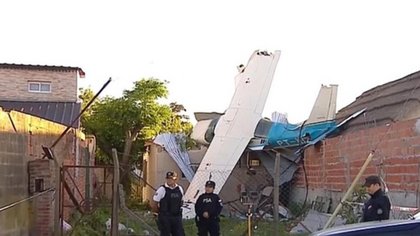Cayó un avión sobre una casa, y hubo milagro: todos vivos