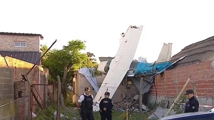 Cayó un avión sobre una casa, y hubo milagro: todos vivos