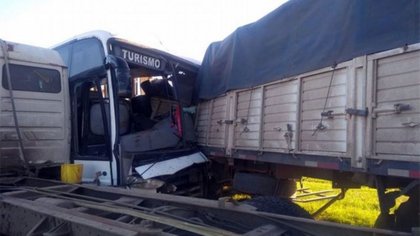 Chocó un micro con jugadores de fútbol: un muerto
