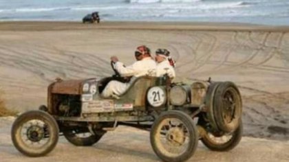 ¡Armó y corrió con un auto de cien años!