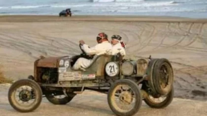 ¡Armó y corrió con un auto de cien años!