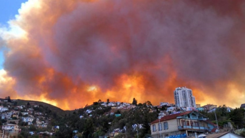 Gigantesco incendio arrasó 100 casas en Valparaíso