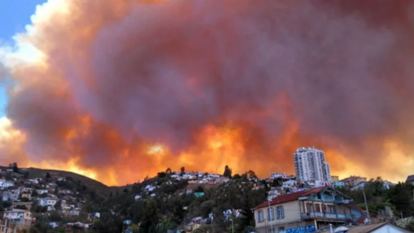 Gigantesco incendio arrasó 100 casas en Valparaíso