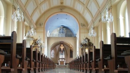 En la misa de Navidad, el sacerdote se fue en monopatín