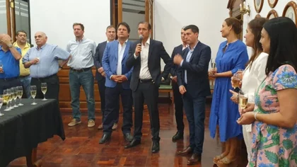 Un brindis distinto de Gutiérrez con periodistas