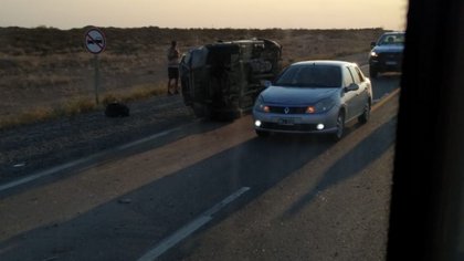 Viajaba con su hijo y volcó; la camioneta era robada