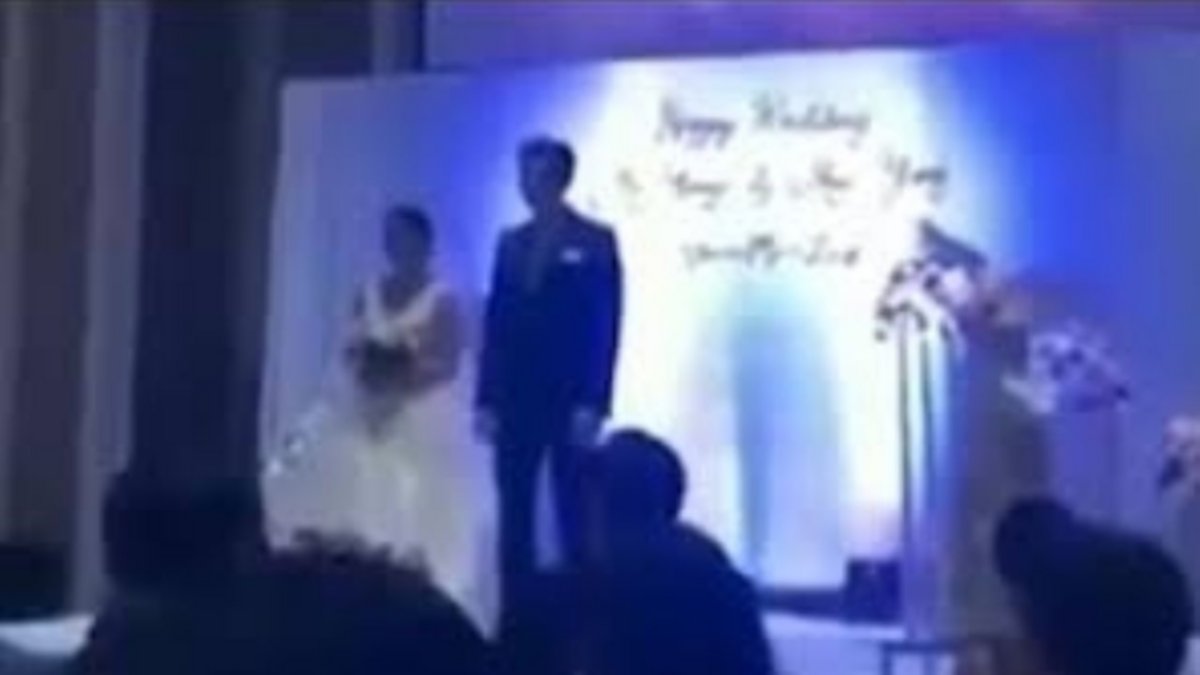En plena boda, el novio mostró cómo su esposa le era infiel con su cuñado
