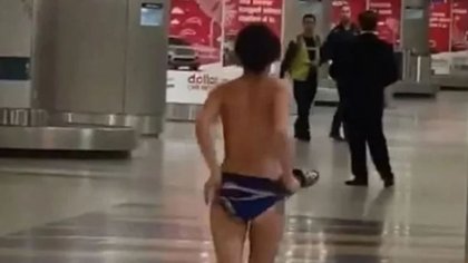 Se paseó desnuda en pleno aeropuerto