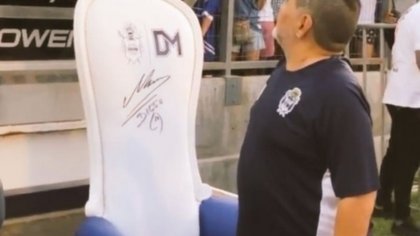 Subastan el sillón que usa Maradona para dirigir Gimnasia