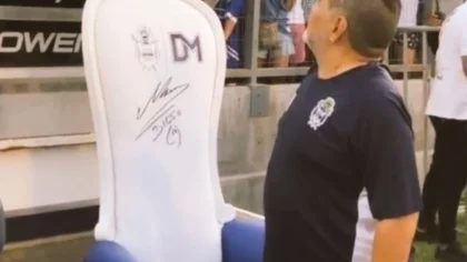 Subastan el sillón que usa Maradona para dirigir Gimnasia