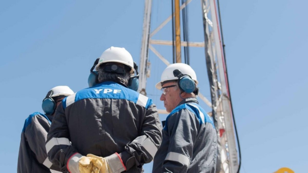 YPF mejoró su oferta e impulsó la acción